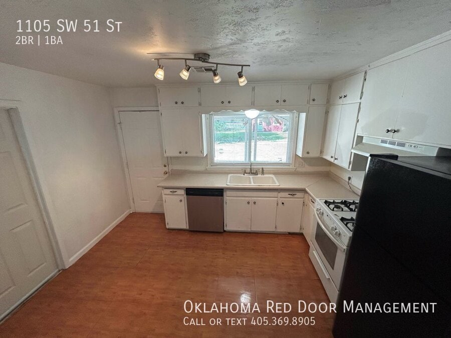 Building Photo - 1105 SW 51st St