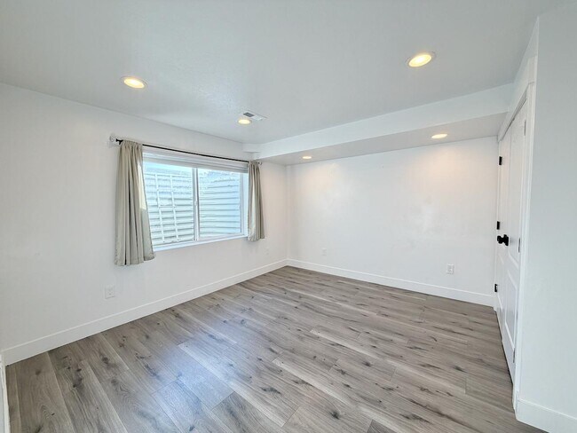 Building Photo - 347 W 410 N St