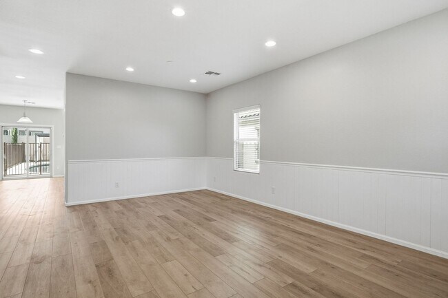 Building Photo - Spacious 4 Bedroom 2 Bath In Peoria with Pool and Sports Court