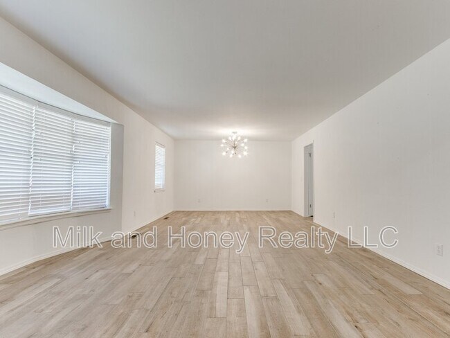 Building Photo - 3004 Kent Dr