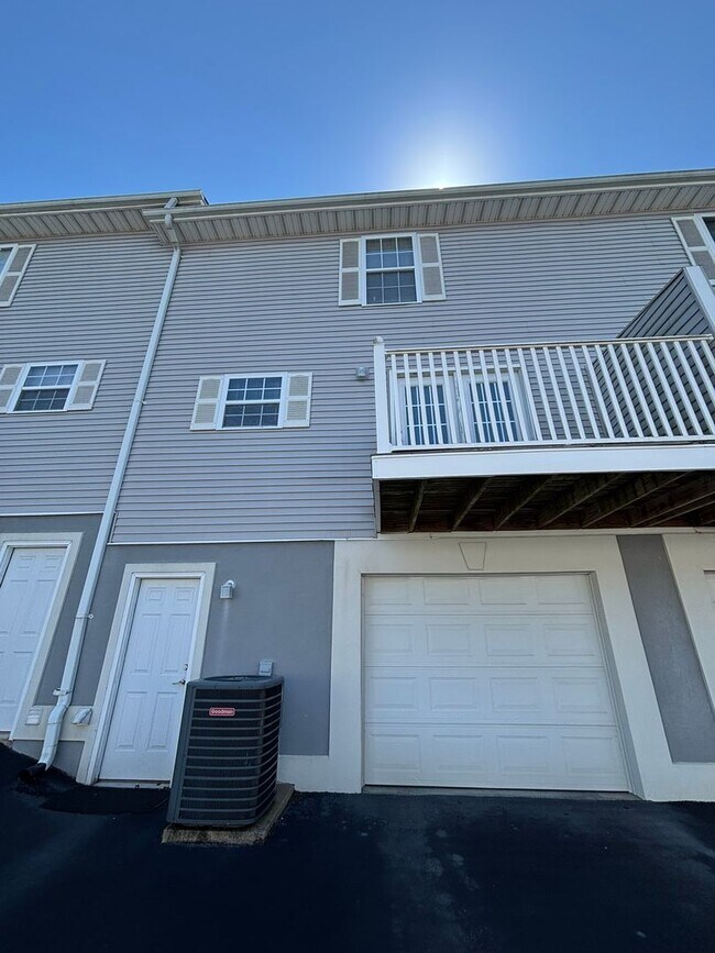 Building Photo - BEAUTIFUL 2 bed/2.5 bath condo in Jonesbor...