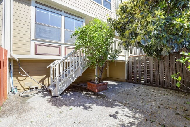 Building Photo - Sunny Potrero Hill 3BR / 1BA Townhome | Private Yard | YouTube Tour
