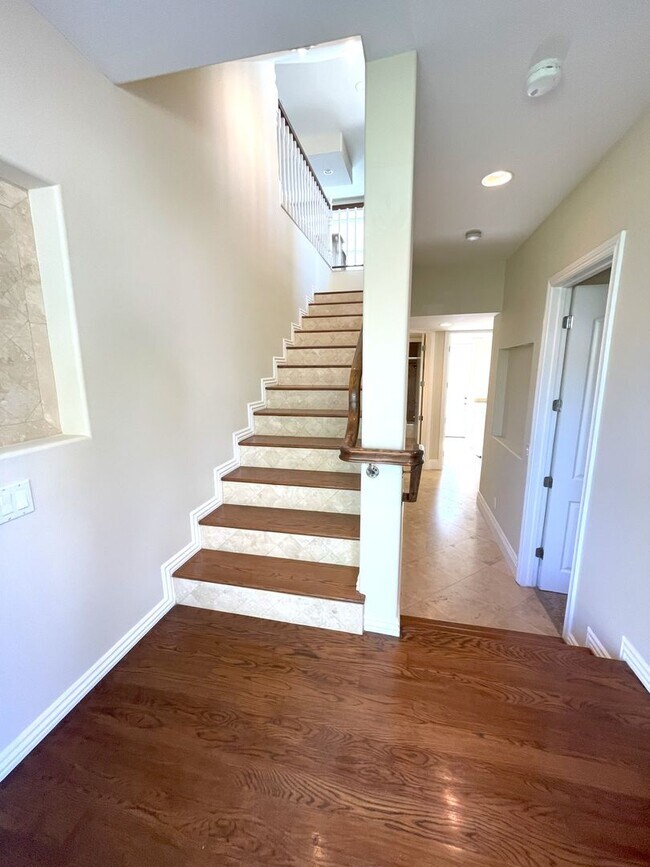 Building Photo - Beautiful 3 bedroom detached townhome with...