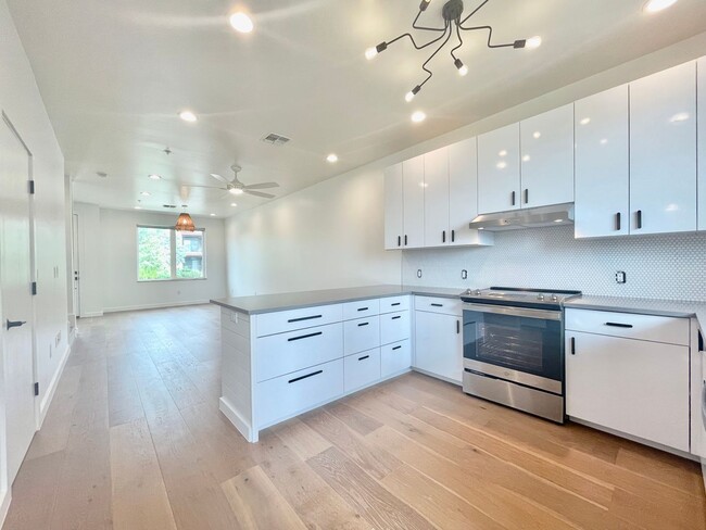 Building Photo - Modern High-End Townhome!