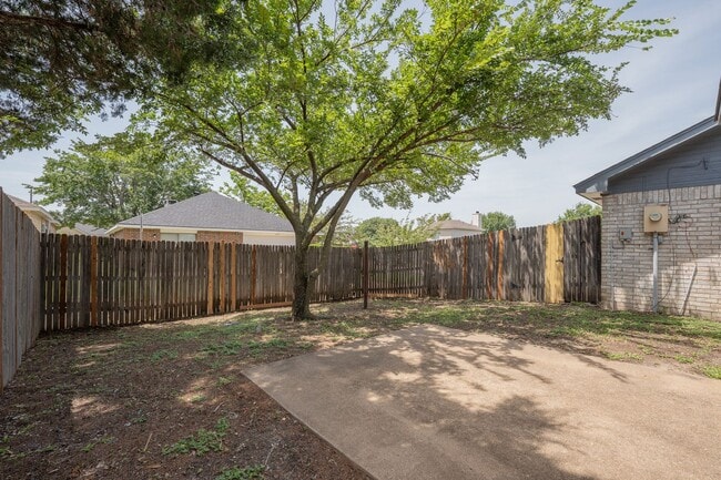 Building Photo - Freshly Updated 3-Bedroom Home on a Corner...