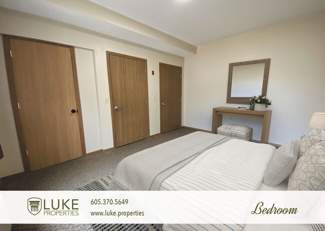 Building Photo - 138 N Sycamore Ave