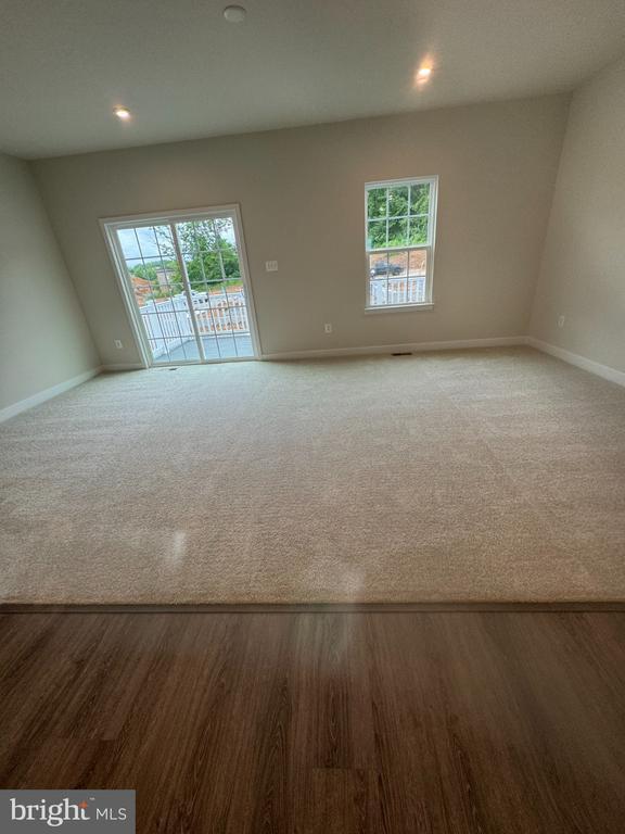 Building Photo - 275 Thoroughbred Ln