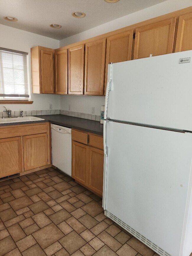 Building Photo - 2-bedroom 2-bath duplex