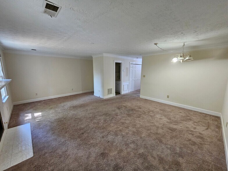 Building Photo - 1007 Oaks Pkwy SE