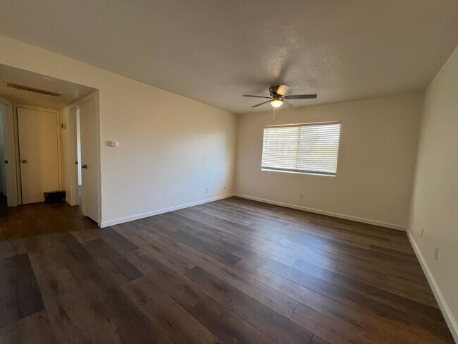 Building Photo - Cozy 2 Bed, 1 Bath – Great Location, Great...