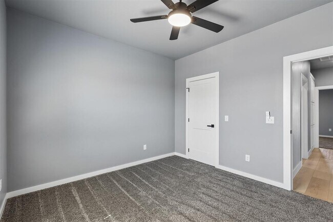Building Photo - 4930 Meadow Dr