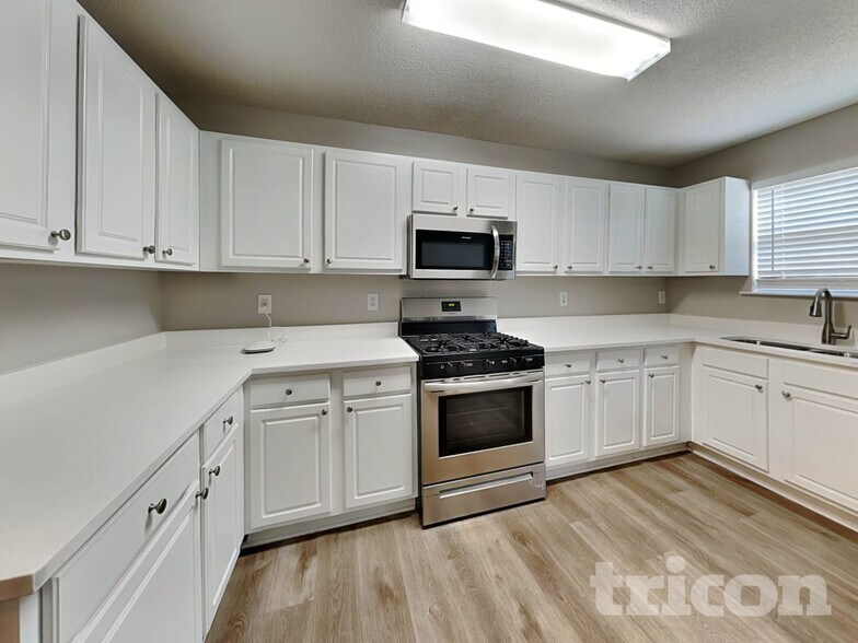 Building Photo - 207 Crystal Ct