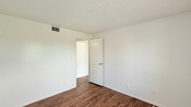 Building Photo - Spacious 3 bed, 2 bath upstairs, condo in Central Phoenix