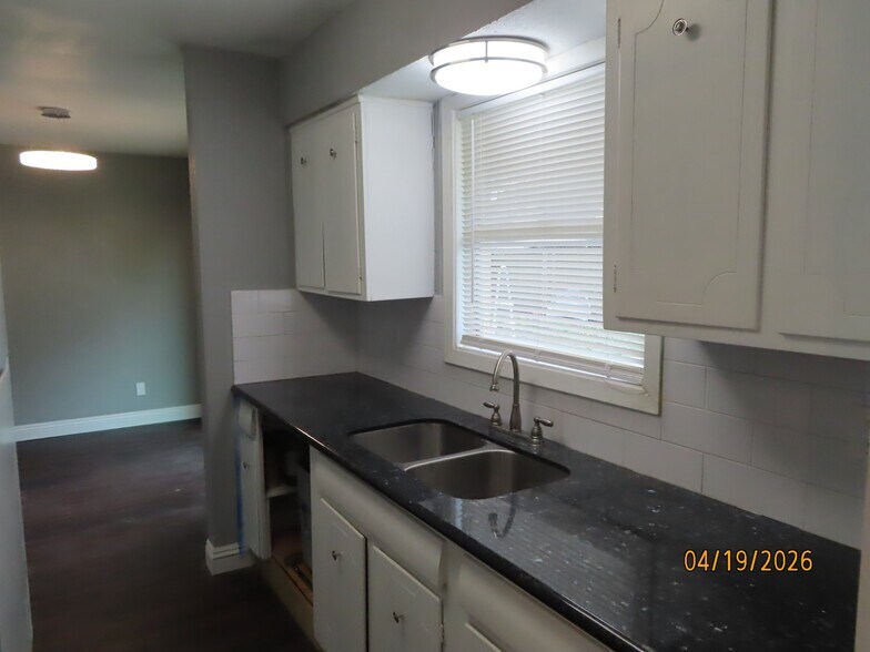 Building Photo - 10410 Broadstairs St