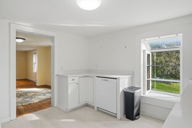 Building Photo - MOVE IN WITH A SECURITY DEPOSIT ALTERNATIVE FROM OBLIGO (for qualified applicants).