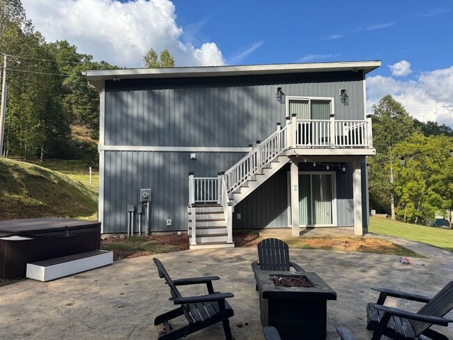 Building Photo - FIRST MONTH OF RENT FREE!!!!!!