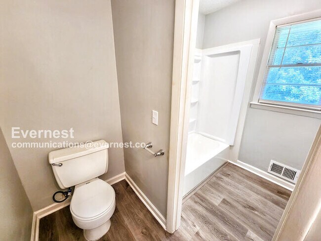 Building Photo - 512 Meadowbrook Dr