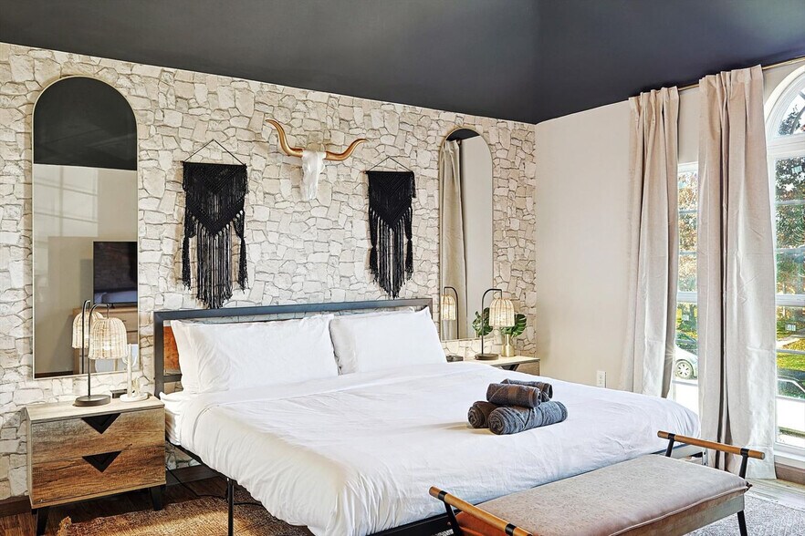 Building Photo - 708 Azalea Dr