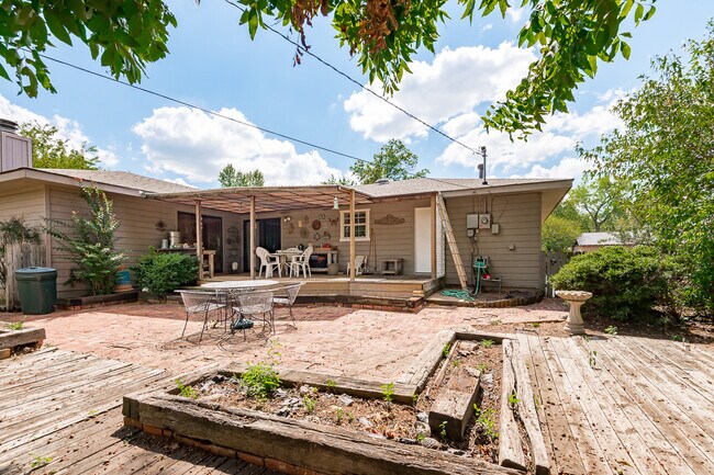 Building Photo - 27 Summit Cir