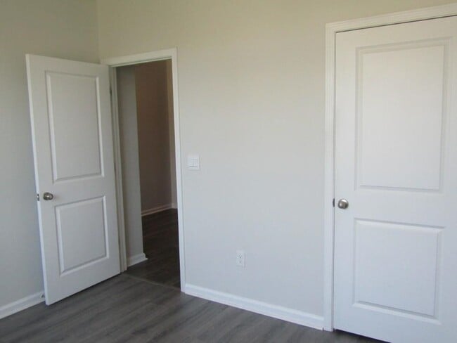 Building Photo - 2165 Ainsley Dr