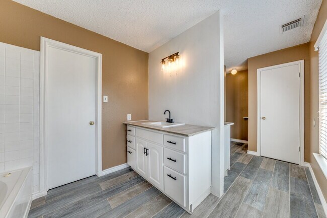 Building Photo - 9631 Hillside Trail