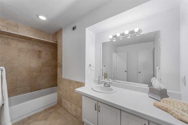 Building Photo - 6738 Eastridge Dr