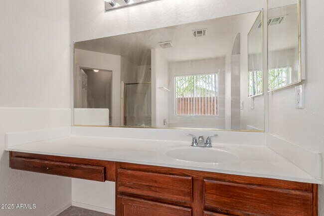 Building Photo - 608 W Rattlesnake Pl