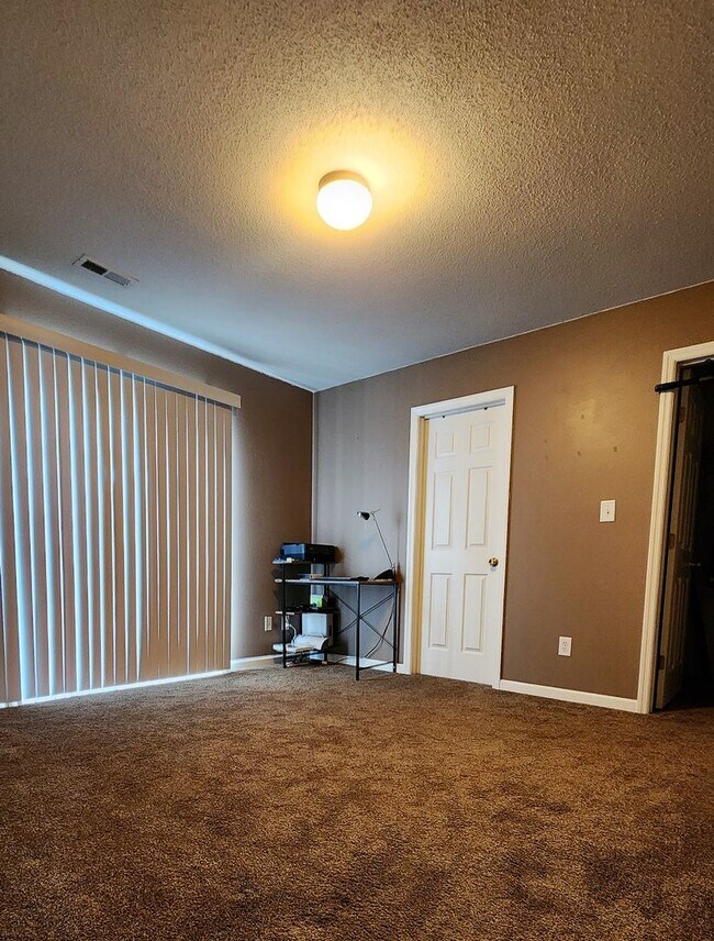 Building Photo - Beautiful 3 bed 2 1/2 bath townhome in a g...