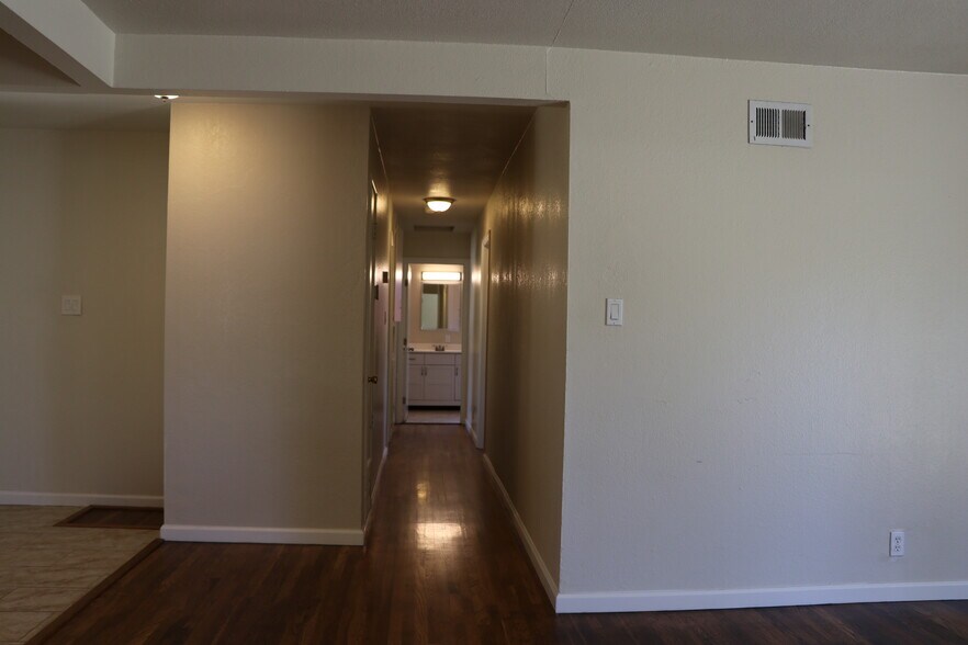 Building Photo - 335 Rollingwood Dr