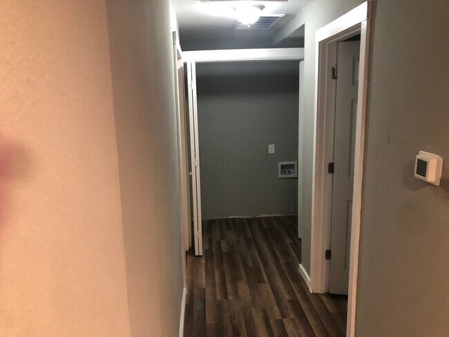 Building Photo - 402 E Walnut St