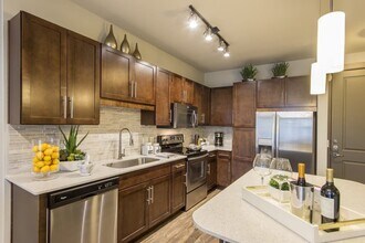 Building Photo - Live Smart, Live Midtown + Free Weeks!