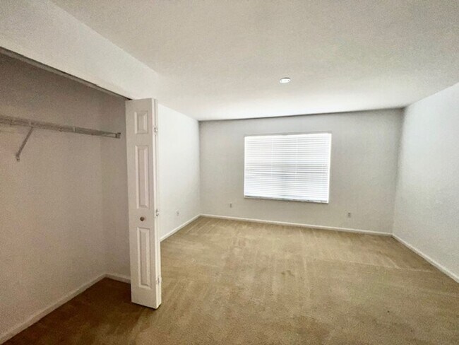 Building Photo - Remodeled Kitchen!! Wonderful Avalon Park-...
