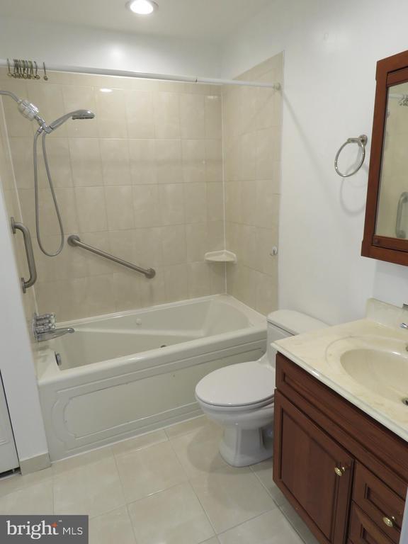 Building Photo - 6261 Patrick Henry Ct