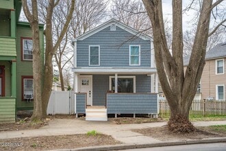 Building Photo - 106 Van Dam St