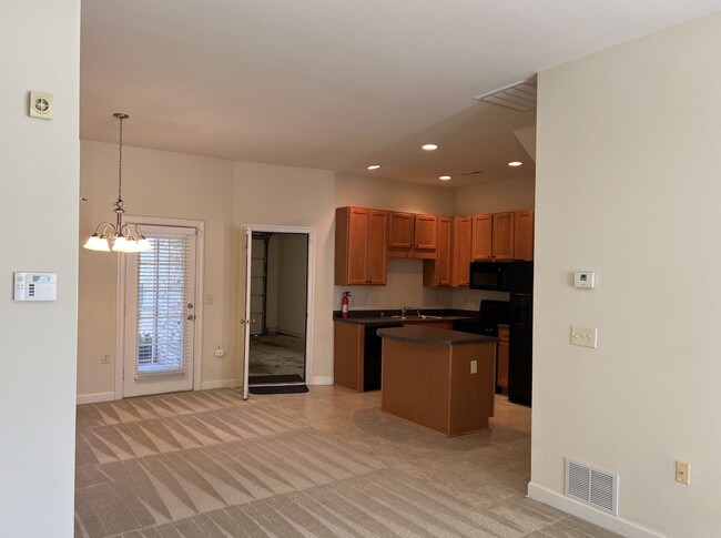 Building Photo - Townhouse For Rent