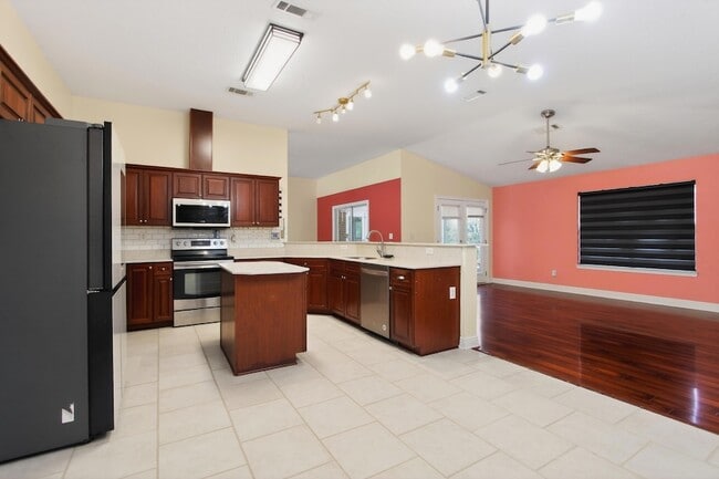 Building Photo - 1249 Northview Dr