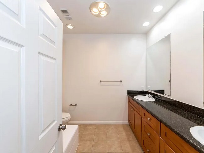 Building Photo - 431 S Kingsley Dr