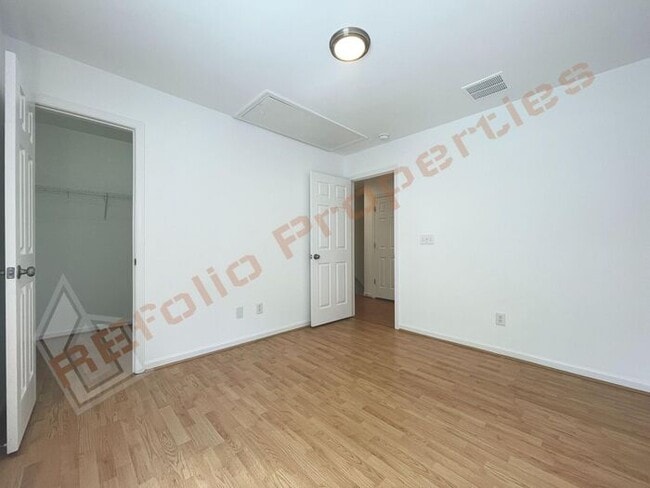 Building Photo - Fresh Paint - Lovely 3 Bedroom, 2.5 Bath T...