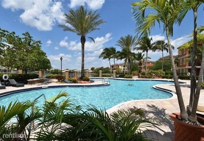 Building Photo - 3 br, 2 bath Condo - 4702 SW 160th Ave