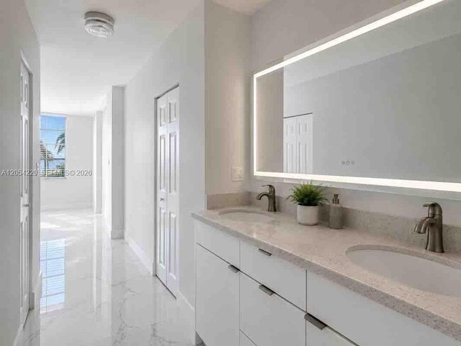 Building Photo - 500 Bayview Dr