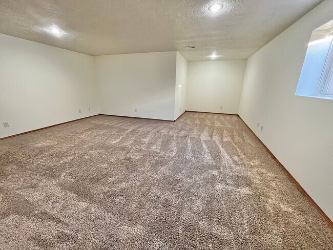 Building Photo - Spacious 4 Bed/3 Bath Twinhome in Brandon!