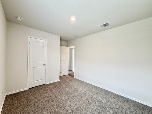 Building Photo - 1116 Riverbrook Ln
