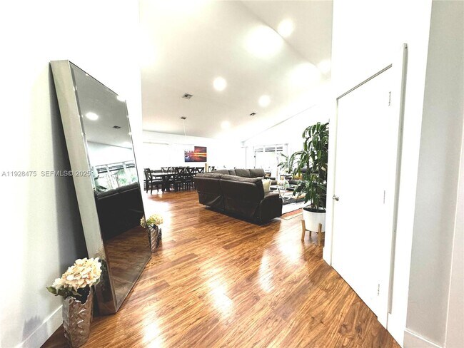 Building Photo - 1525 Lacosta Dr W