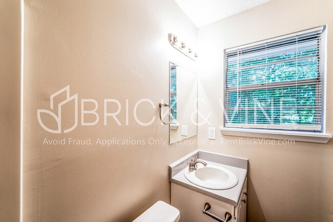 Building Photo - 8208 Kelly Dr