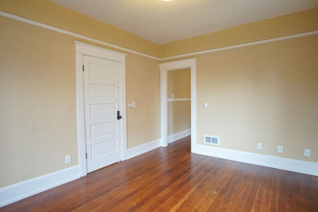 Building Photo - Gorgeous Humboldt Classic: Top Floor 1 Bedroom!
