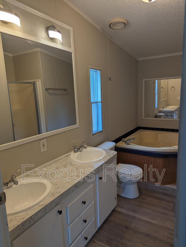 Building Photo - 624 Deer View