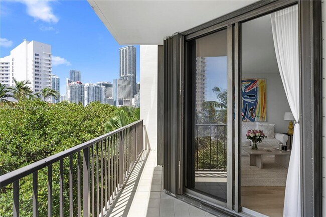Building Photo - 520 Brickell Key Dr