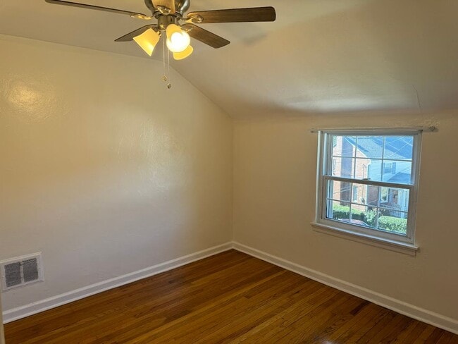Building Photo - Completely Updated, Open , Quiet House in Oakmont!