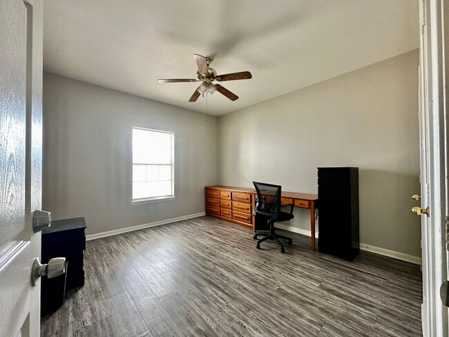 Building Photo - Spacious 4/4 Duplex Minutes from Campus!