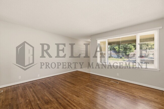 Building Photo - 2017 S Grn Acrs St